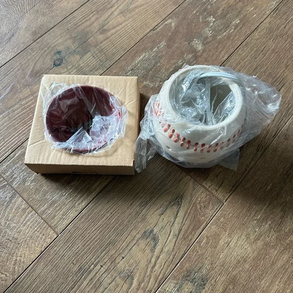 New in Box Scentsy Cream and Red Warmer - Picture 2 of 9